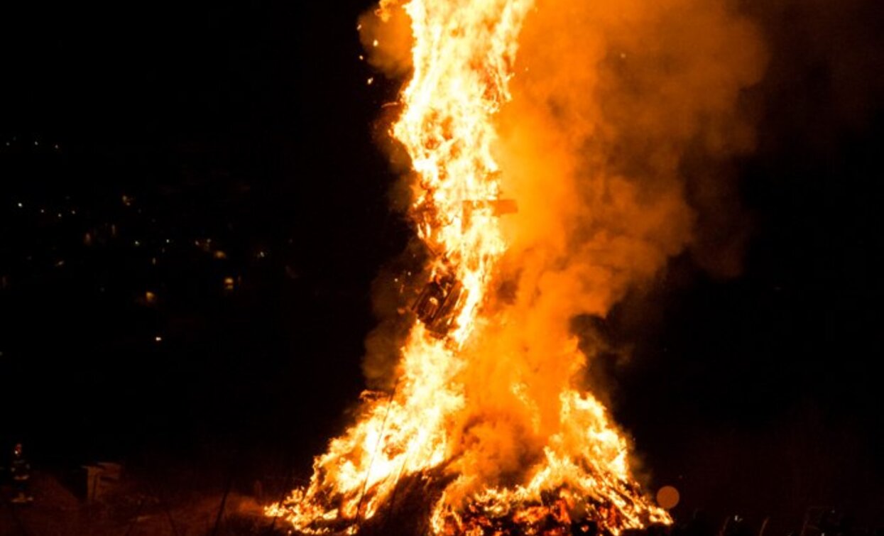 The burning of the Pine of Grauno during the carnival | © Sara Zucal, Rete di Riserve Val di Cembra Avisio The burning of the Pine of Grauno during the carnival | © Sara Zucal, Rete di Riserve Val di Cembra Avisio