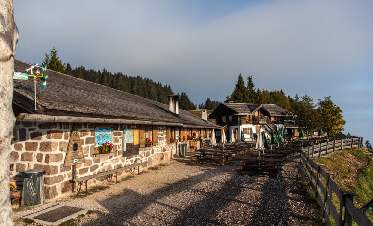 Il Rifugio Malga Corno, dove sostare per mangiare | © Alessandro Cristofoletti, Rete di Riserve Val di Cembra Avisio Il Rifugio Malga Corno, dove sostare per mangiare | © Alessandro Cristofoletti, Rete di Riserve Val di Cembra Avisio