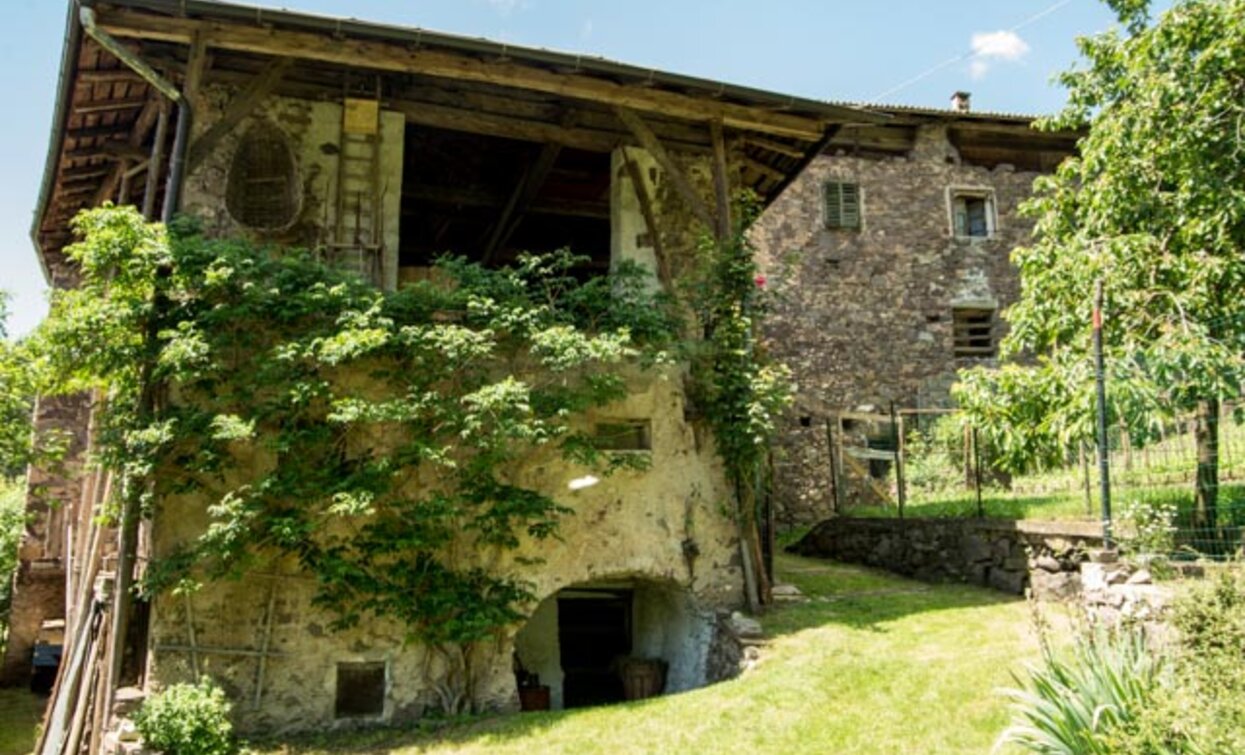 Maso Rover conserva le caratteristiche degli antichi masi agricoli | © Sara Zucal, Rete di Riserve Val di Cembra Avisio Maso Rover conserva le caratteristiche degli antichi masi agricoli | © Sara Zucal, Rete di Riserve Val di Cembra Avisio