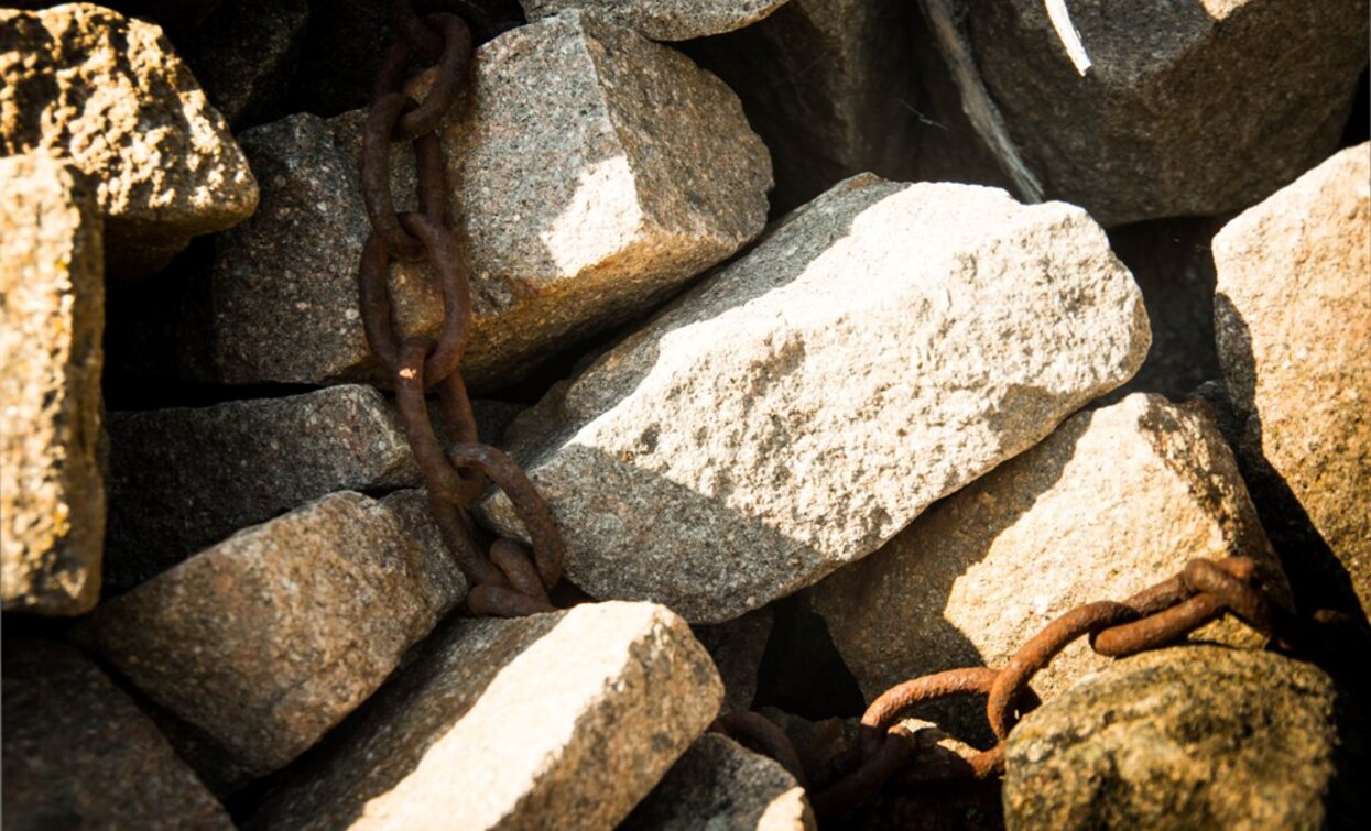 Alte Artefakte tauchen zwischen den Porphyrsteinen auf | © Sara Zucal, Rete di Riserve Val di Cembra Avisio Alte Artefakte tauchen zwischen den Porphyrsteinen auf | © Sara Zucal, Rete di Riserve Val di Cembra Avisio