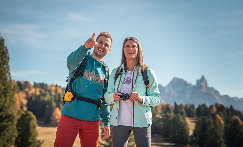 Coppia sorridente osserva il paesaggio | © APT Fiemme e Cembra - Gaia Panozzo