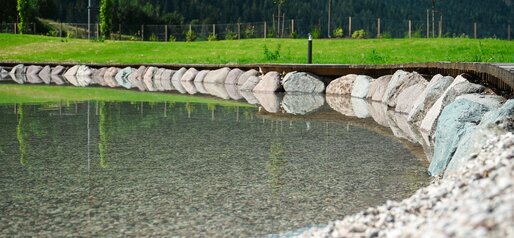 Dettaglio sulla riva ciottolosa del Biolago | © APT Val di Fiemme - Katia Bettin