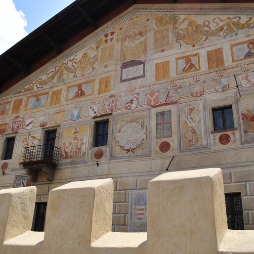 Facciata esterna affrescata del palazzo | © APT Fiemme e Cembra