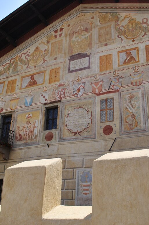 Facciata esterna affrescata del palazzo | © APT Fiemme e Cembra