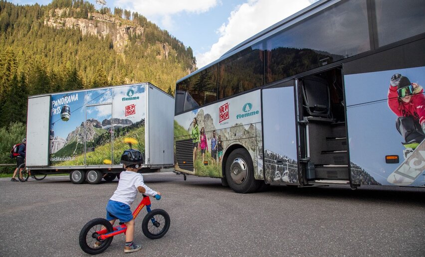 Bambino in bici si appresta a prendere il Bike Express | © APT Fiemme e Cembra