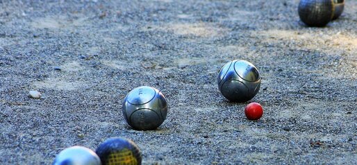 Bocce e pallino su campo di sabbia | © APT Fiemme e Cembra