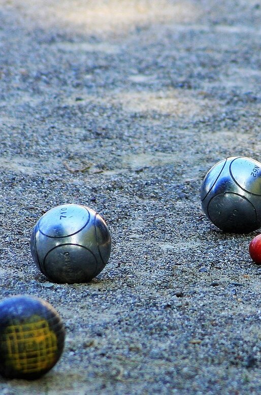 Bocce e pallino su campo di sabbia | © APT Fiemme e Cembra