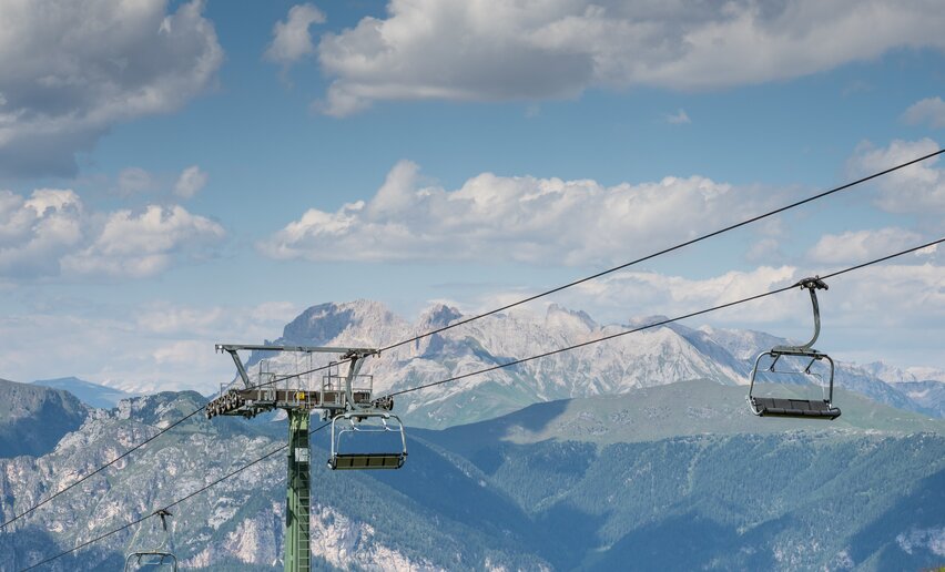 Seggiovia Lagorai all'Alpe Cermis con Latemar sullo sfondo in estate | © APT Fiemme e Cembra - Gaia Panozzo