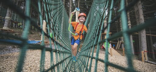 Bambino percorre un tratto di percorso in una rete | © APT Fiemme e Cembra - Federico Modica