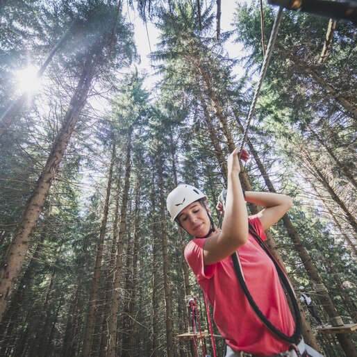 Ragazza affronta il percorso nel bosco | © APT Fiemme e Cembra - Federico Modica