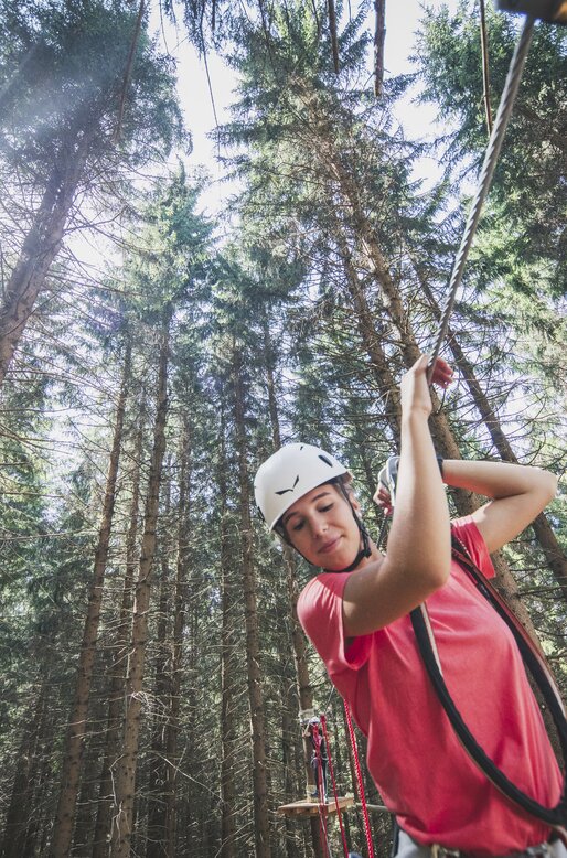 Ragazza affronta il percorso nel bosco | © APT Fiemme e Cembra - Federico Modica