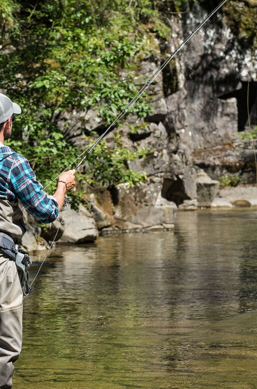 Pescatore nel torrente Travignolo | © Trentino Marketing - Marco Simonini