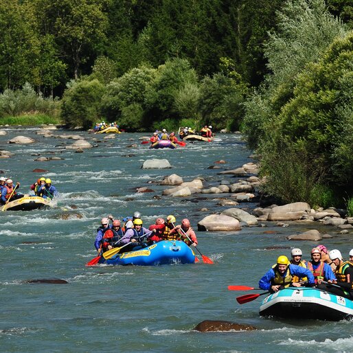 Sei gommoni fanno rafting lungo l'Avisio | © APT Fiemme e Cembra - M. Bussolon