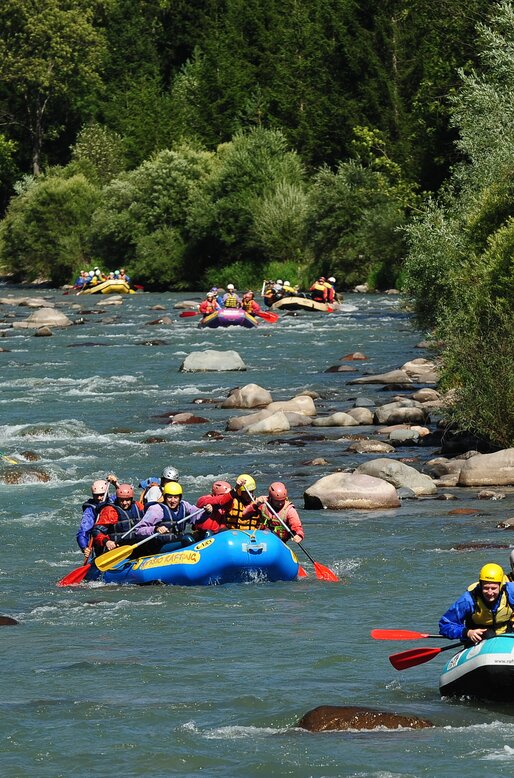 Sei gommoni fanno rafting lungo l'Avisio | © APT Fiemme e Cembra - M. Bussolon