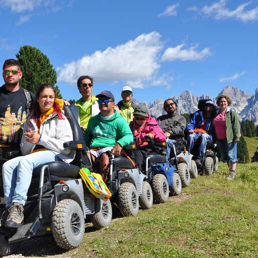 Escursione di gruppo in carrozzina elettronica fuoristrada | © APT Fiemme e Cembra