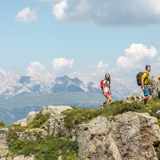 Coppia cammina nei pressi dei laghi | © APT Fiemme e Cembra - Gaia Panozzo