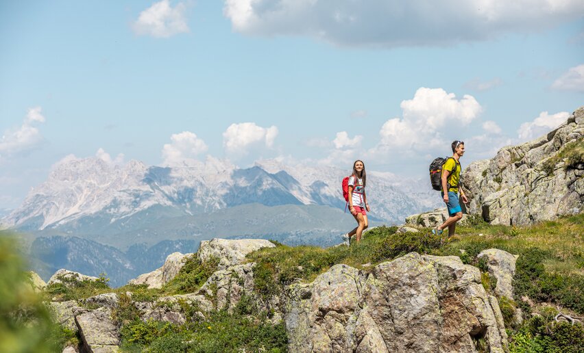 Coppia cammina nei pressi dei laghi | © APT Fiemme e Cembra - Gaia Panozzo