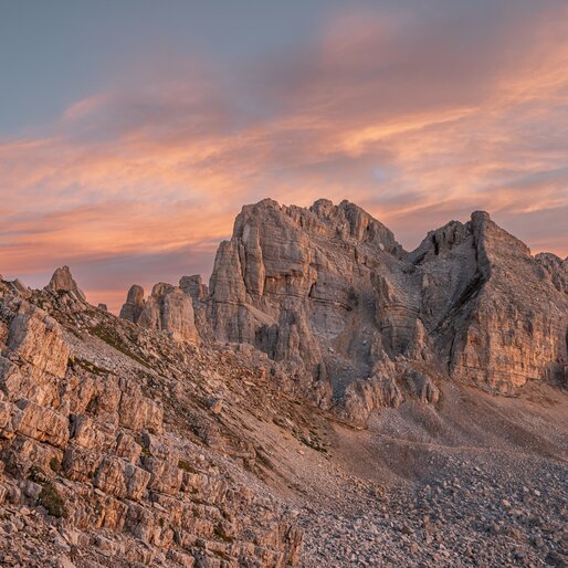 Alba tinge il cielo e le rocce del Latemar di rosa | © APT Fiemme e Cembra - Mattia Rizzi