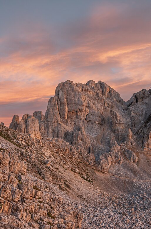 Alba tinge il cielo e le rocce del Latemar di rosa | © APT Fiemme e Cembra - Mattia Rizzi