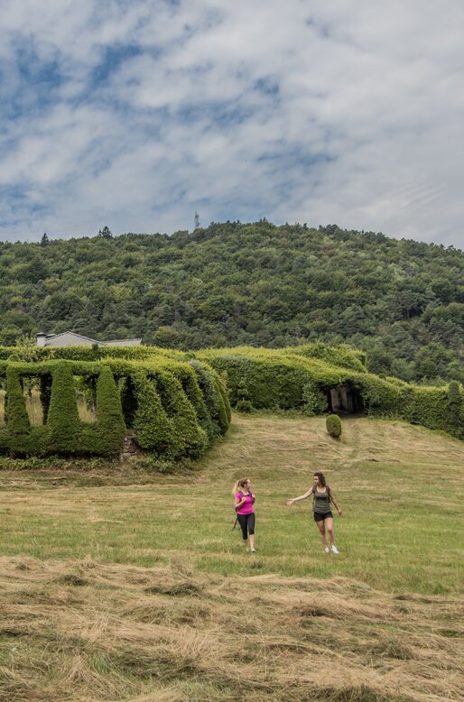 Due donne camminano nei prati presso il Roccolo del Sauch | © APT Fiemme e Cembra - A. Monticelli