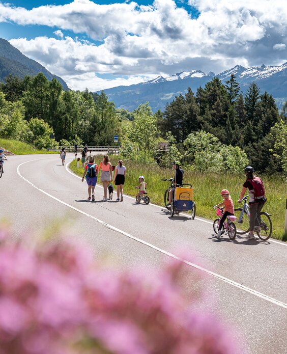 Famiglie a piedi e in bici lungo la statale SS48 delle Dolomiti | © APT Fiemme e Cembra - foto di Mattia Rizzi