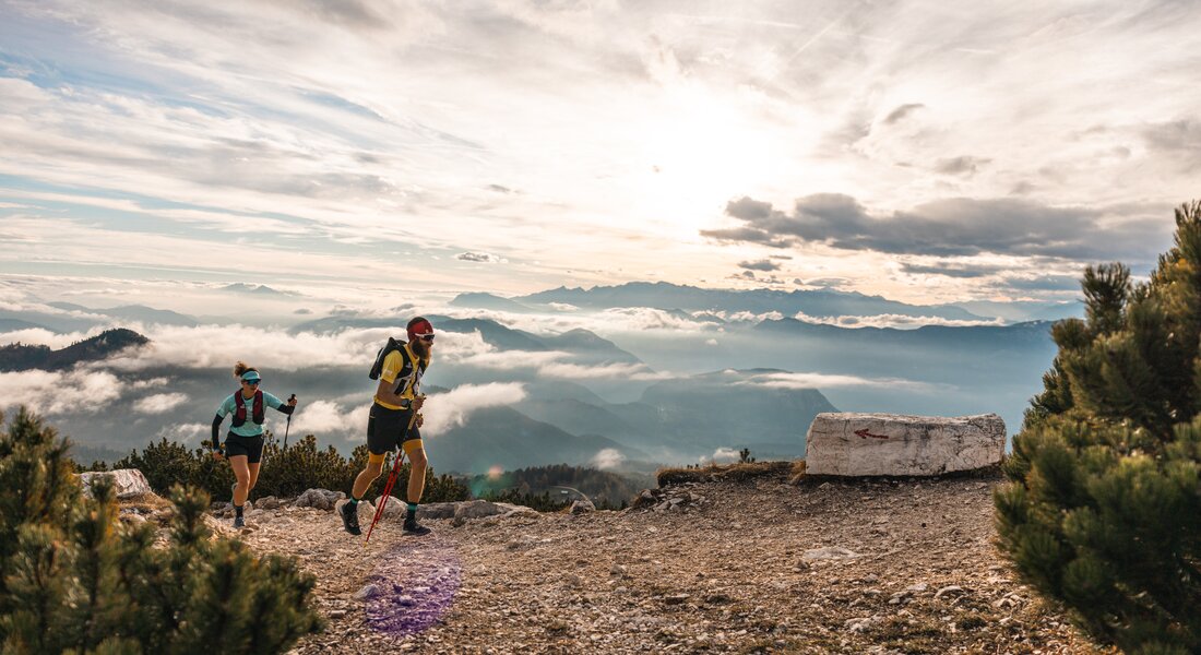 Due trail runners corrono sul Corno Bianco | © Fiemme Ultra Sky - Gaia Panozzo