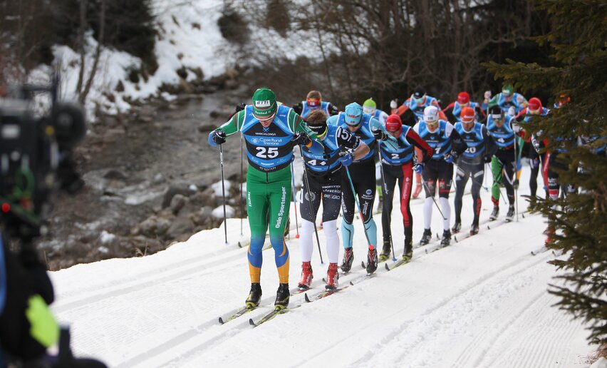 Primo gruppo di fondisti lungo l'Avisio | © Marcialonga