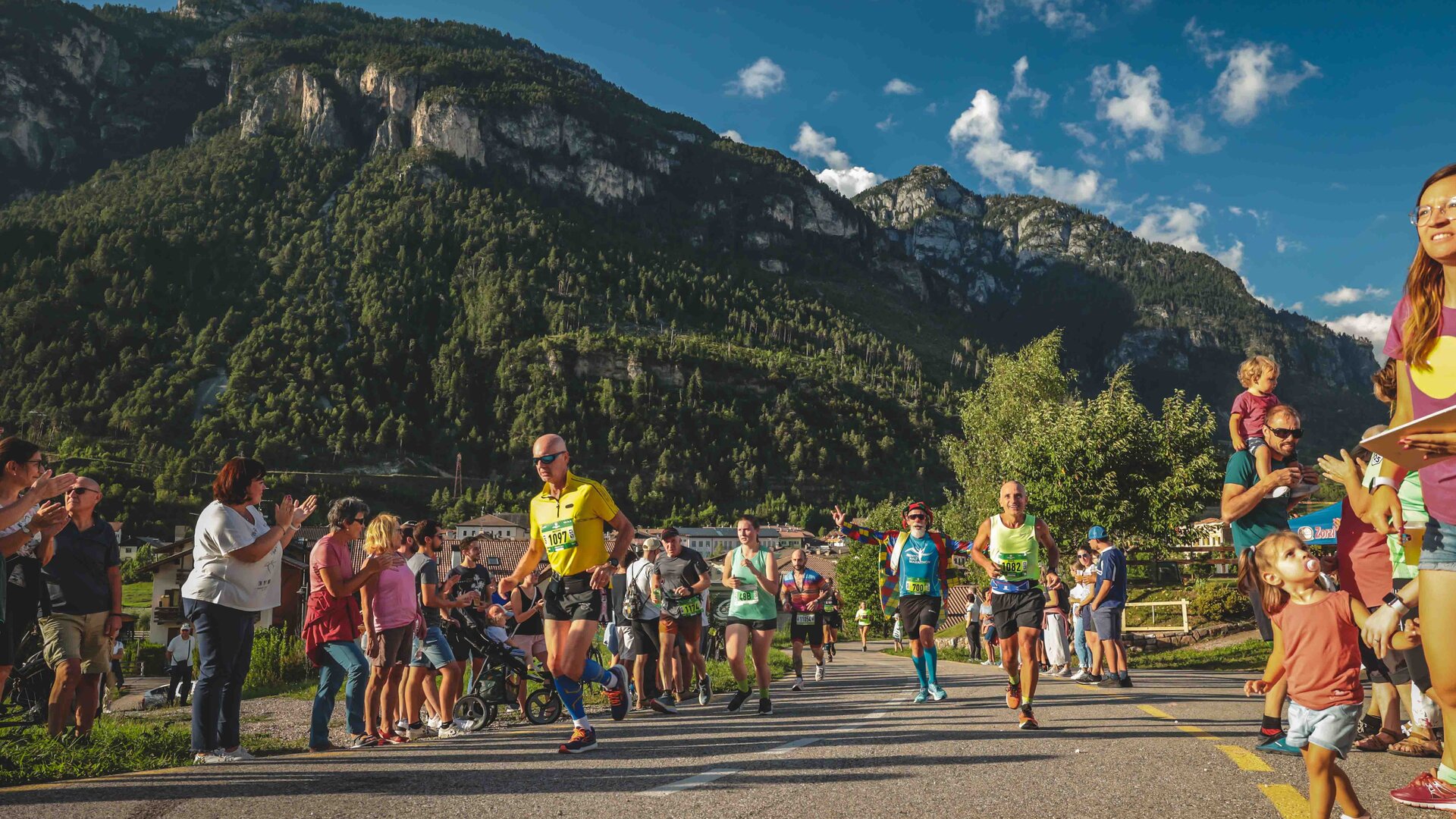Corridori e tifosi lungo il percorso | © Marcialonga