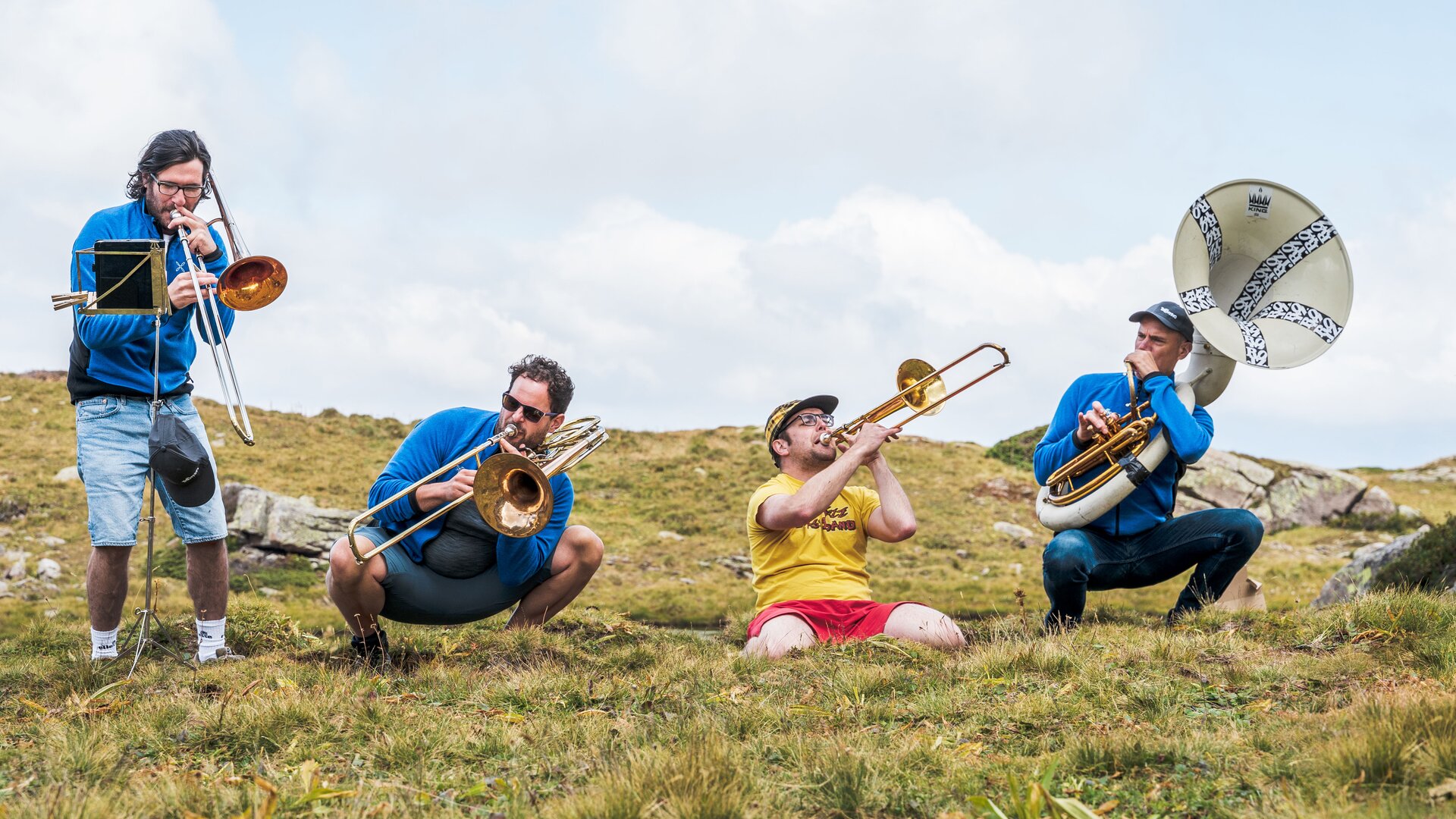 Quartetto di ottoni suona in un prato | © Trentino Marketing - Gloria Ramirez