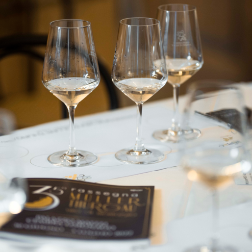 Calici di Müller Thurgau su un tavolo, pronti per essere degustati | © APT Fiemme e Cembra