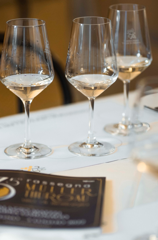Calici di Müller Thurgau su un tavolo, pronti per essere degustati | © APT Fiemme e Cembra