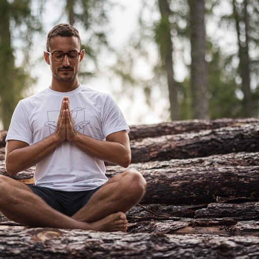 Ragazzo in meditazione nella foresta | © APT Fiemme e Cembra - Gaia Panozzo