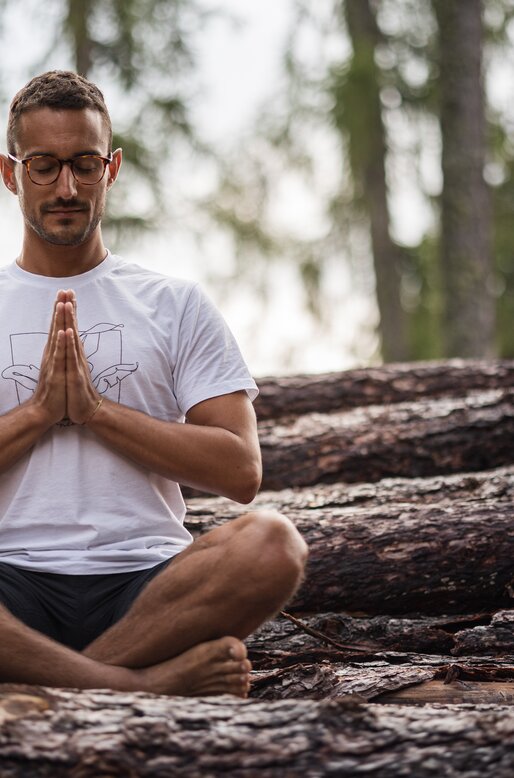 Ragazzo in meditazione nella foresta | © APT Fiemme e Cembra - Gaia Panozzo