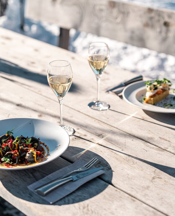 Due piatti su un tavolo della terrazza dello Chalet all'Alpe Cermis | © APT Fiemme e Cembra - Mattia Rizzi