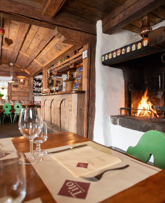 Interno del Maso dello Speck con fuoco acceso nel caminetto | © APT Fiemme e Cembra
